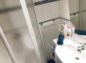 a bathroom with a shower and a sink at Clásico y Funcional Vivienda Turística Centro Bilbao in Bilbao