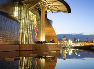 a bridge over a river next to a building at Clásico y Funcional Vivienda Turística Centro Bilbao in Bilbao