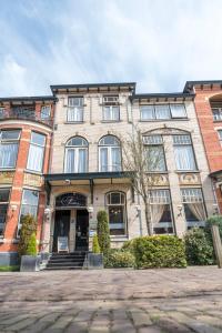 a large brick building with the front of it at Hotel Fidder - Patrick's Whisky Bar in Zwolle