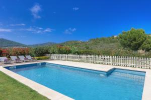 - une piscine dans une cour dotée d'une clôture blanche dans l'établissement Quermany, à Tamariu
