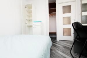 ヴロツワフにあるBlue River - Niedzwiedziaのベッドルーム(白いベッド1台、黒い椅子付)