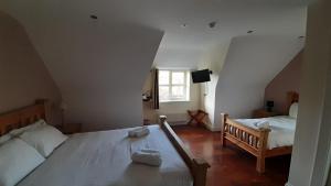 a bedroom with two beds and a window at Inspiration Lodge in Anascaul