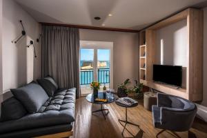 Posezení v ubytování Everblue Sea View Apt