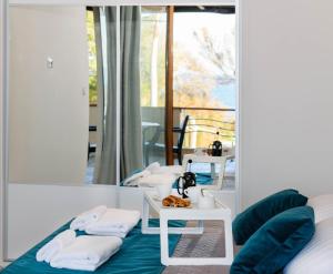 Zimmer mit 2 Betten und einem Tisch mit Handtüchern in der Unterkunft Xenios Dias Luxury Apartments With Sea View in Kato Daratso