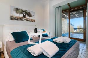 um quarto com uma cama e uma mesa com toalhas em Xenios Dias Luxury Apartments With Sea View em Kato Daratso