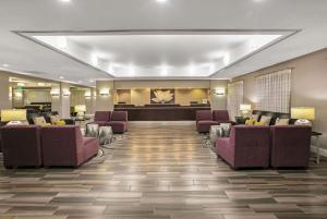 una hall con sedie viola e una sala d'attesa di La Quinta by Wyndham DFW Airport South / Irving a Irving