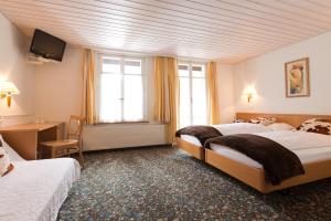 Ένα ή περισσότερα κρεβάτια σε δωμάτιο στο Hotel Oberland