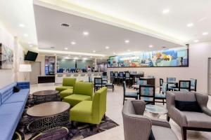 The lounge or bar area at La Quinta by Wyndham Indianapolis South