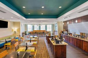 A restaurant or other place to eat at La Quinta by Wyndham Houston Willowbrook