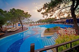 Bazén v ubytování Sueno Hotels Beach Side nebo v jeho okolí
