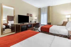 A bed or beds in a room at Comfort Inn & Suites Clemson - University Area