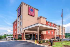 ペラムにあるComfort Suites Pelham Hoover I-65の駐車場計付きの建物の正面