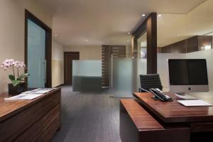 Holiday Inn Singapore Orchard City Centre by IHG的电视和/或娱乐中心