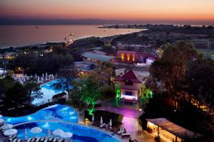 Bazén v ubytování Sueno Hotels Beach Side nebo v jeho okolí