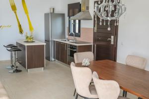 Kuchyňa alebo kuchynka v ubytovaní Golden King Villas