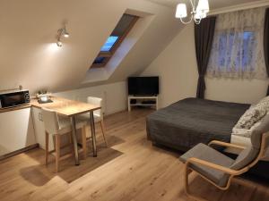 ein Schlafzimmer mit einem Bett und einem Tisch in einem Zimmer in der Unterkunft Pietrzak Apartments in Danzig