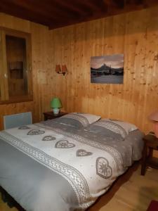 Tempat tidur dalam kamar di Le Chal'heureux , grand chalet familial 8 personnes