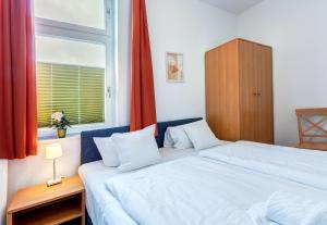 1 Schlafzimmer mit 2 Betten und einem Fenster in der Unterkunft Haus Meerblick - 12 in Ahlbeck