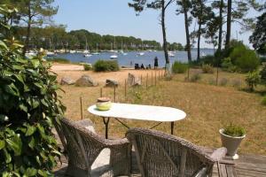 Gallery image of Idyllic Location on the lake, garden and terrace, direct beach access in Lacanau