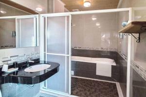 花蓮市にあるSeville Countrified B&Bのシャワー、洗面台、浴槽を備えたバスルーム +67枚の写真