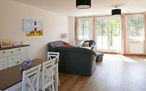 a living room with a couch and a table at Baabe Inselparadies Fewo Sandbank in Baabe