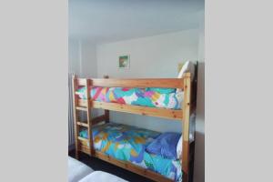 皮拉A CASA DI ANNA PILA AOSTA的有两张双层床的双层床房