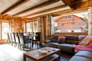 uma sala de estar com um sofá e uma mesa em Chalet l'écureuil em Méribel