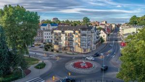 eine Luftansicht auf eine Stadt mit einer Straße in der Unterkunft City Apartments - Młyńska 49 in Koszalin