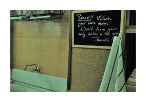 un espejo de baño con un letrero frente a un lavabo en B&B Una Habitación Propia, en Valencia
