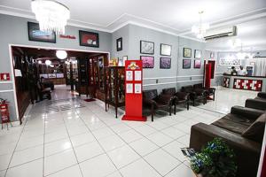 una sala de espera con sofás y sillas en una tienda en Hotel Pousada Bonsai, en Bonito