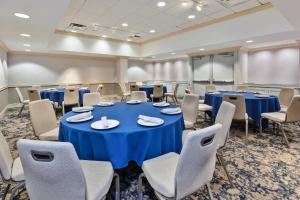 una sala de conferencias con mesas y sillas azules en Crowne Plaza Syracuse, an IHG Hotel en Syracuse