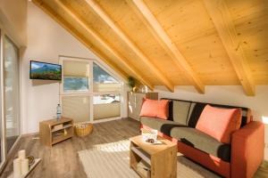 salon z kanapą i telewizorem w obiekcie Bergparadies - inklusive Eintritt in die Alpentherme w mieście Dorfgastein