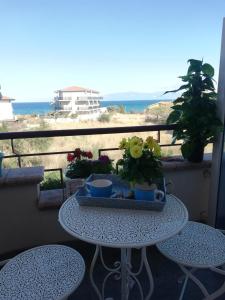 due tavoli su un balcone con vista sulla spiaggia di Le Torrette di Anna - Tropea a Briatico