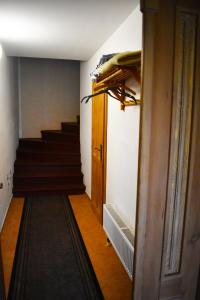 korytarz ze schodami i drzwi z dywanem w obiekcie Chalupa Ádr u Duchků w mieście Teplice nad Metují