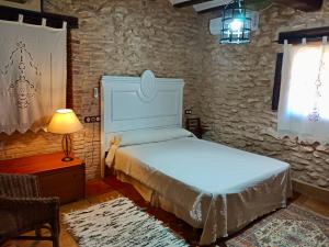 A bed or beds in a room at LA FABRIQUETA DE CENT PIQUES