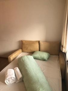 un sofá con toallas en una habitación en La Prada, en Laax