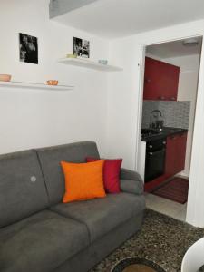 een woonkamer met een bank en een keuken bij Centralissimo appartamento su due livelli "2" in Turijn