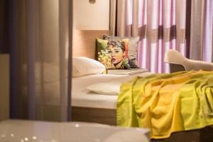 Posteľ alebo postele v izbe v ubytovaní hirschen dornbirn - das boutiquestyle hotel - skyrelax & wellness im rooftop