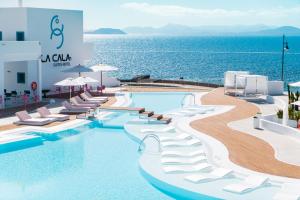A piscina localizada em CalaLanzarote Suites Hotel - Adults Only ou nos arredores