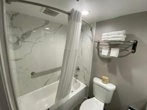 Ванная комната в Motel 6 Bullhead City, Az - Laughlin