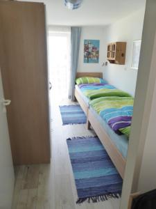 1 Schlafzimmer mit 2 Betten und 2 Teppichen in der Unterkunft Ferienwohnung Sailer in Gmunden