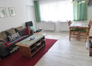 ein Wohnzimmer mit einem Sofa und einem Couchtisch in der Unterkunft Ferienwohnung Sailer in Gmunden