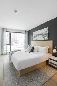 Postel nebo postele na pokoji v ubytování Griffintown Hôtel