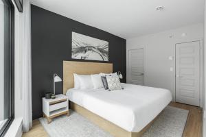 Postel nebo postele na pokoji v ubytování Griffintown Hôtel