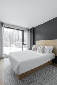 Postel nebo postele na pokoji v ubytování Griffintown Hôtel