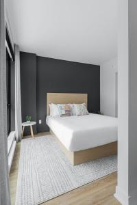 Postel nebo postele na pokoji v ubytování Griffintown Hôtel