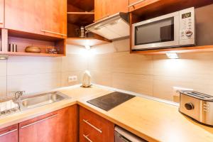 Kuchyňa alebo kuchynka v ubytovaní P&J Apartamenty Św. Krzyża