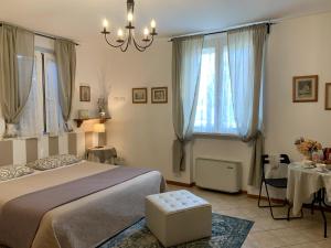 - une chambre avec un lit et un lustre dans l'établissement La Meridiana Affittacamere, à Colorno