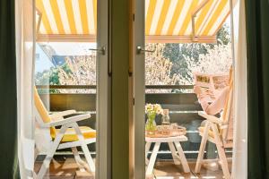 Un balcón con 2 sillas, una mesa y una mesa en Messeapartment Sunny Side, en Düsseldorf