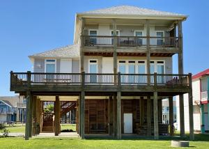 ein großes Haus mit einer Terrasse darüber in der Unterkunft Sea Hag home in Stingaree